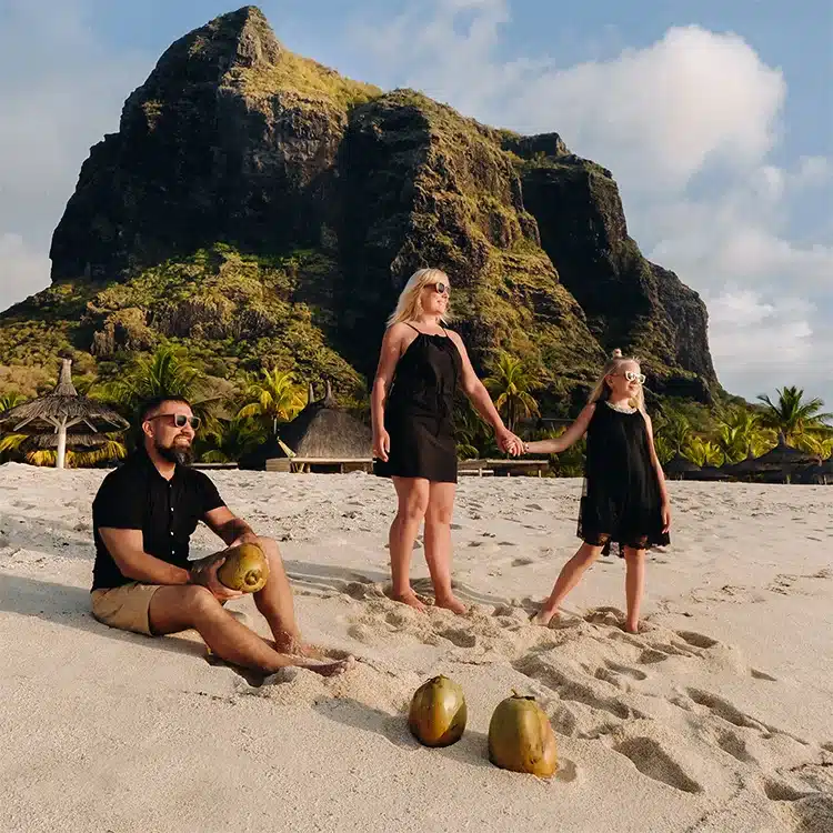 Famille internationale sur une plage à Maurice, illustrant les enjeux d’expatriation et de résidence fiscale accompagnés par Citizen Consult