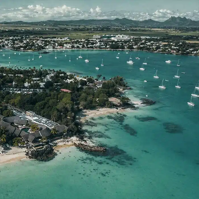Vue aérienne de Grand Baie à l’île Maurice, localisation du cabinet juridique Citizen Consult