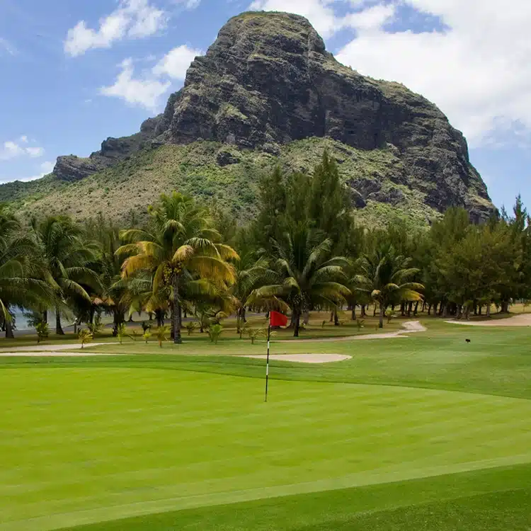 Parcours de golf à Maurice avec vue sur les montagnes, symbole d’investissement et de structuration patrimoniale internationale