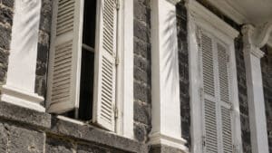Illustration of Mauritian architecture accompanying an article on Mauritius as a venue for international arbitration, its legal framework and institutions.