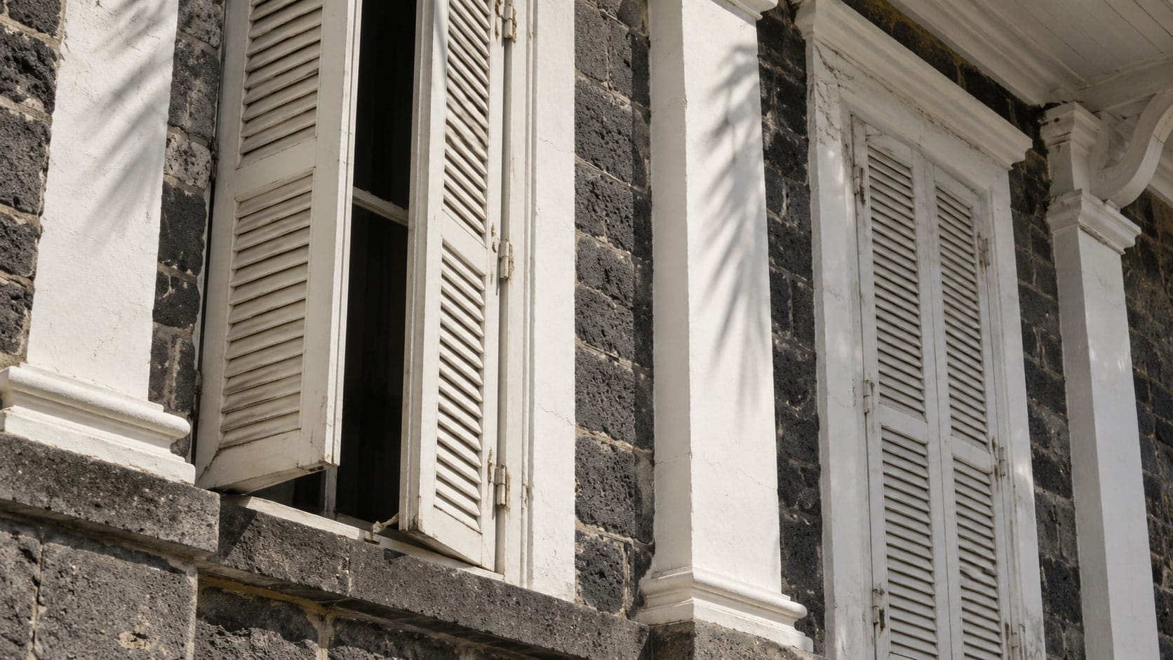 Illustration of Mauritian architecture accompanying an article on Mauritius as a venue for international arbitration, its legal framework and institutions.